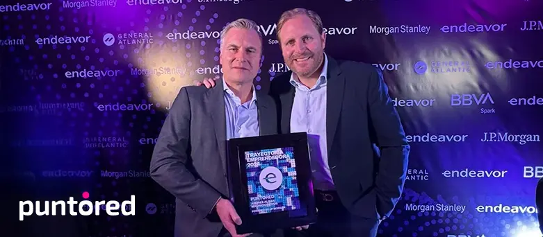 Dos representantes de Puntored reciben el premio Endeavor en una ceremonia oficial